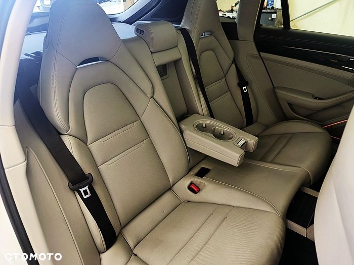 Porsche Panamera 4 E-Hybrid - 36