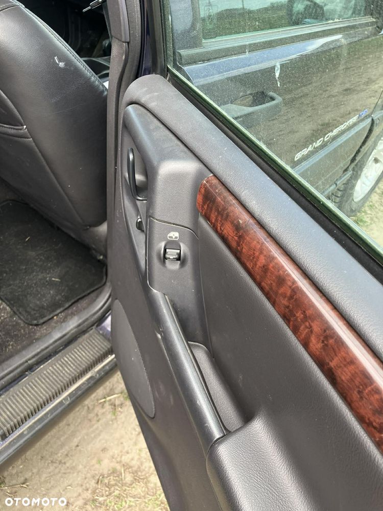 Jeep Grand Cherokee - 22