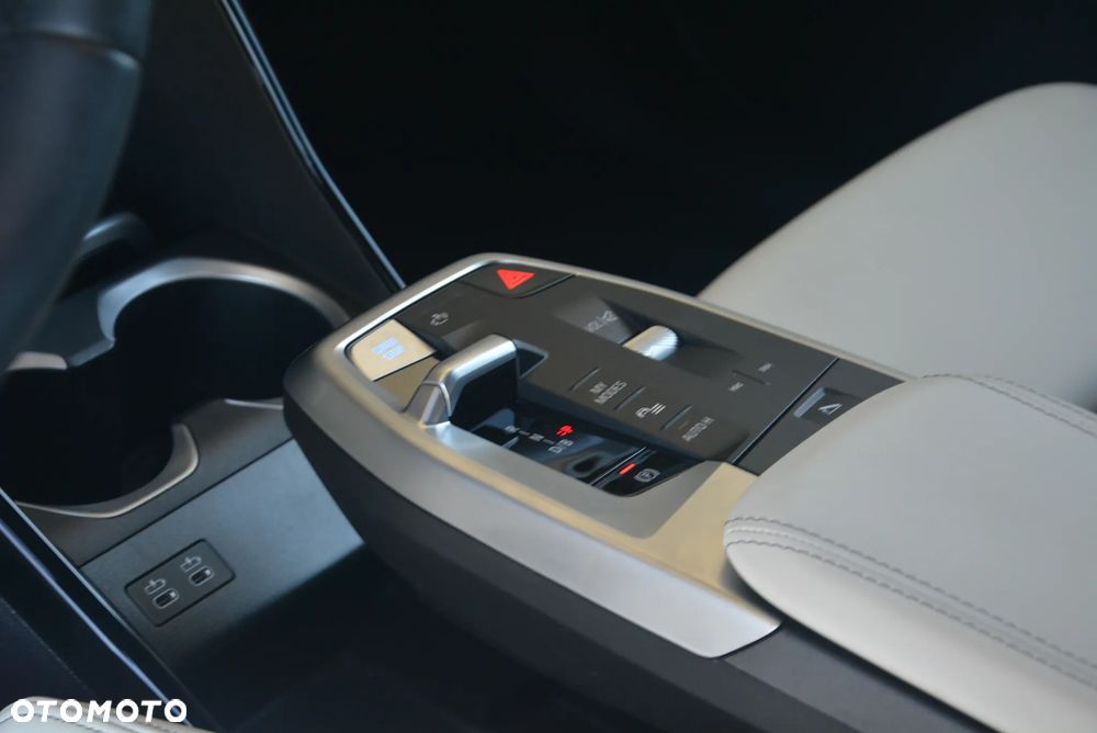 BMW iX2 eDrive20 66.5kWh M Sport - 16