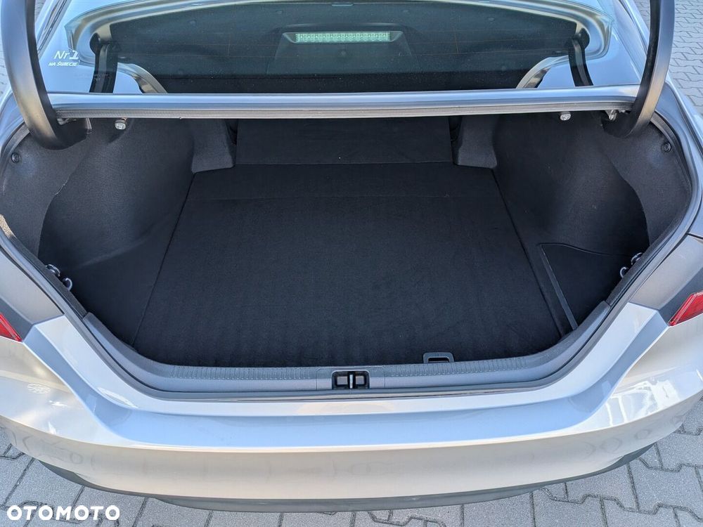 Toyota Camry 2.5 Hybrid Comfort CVT - 28