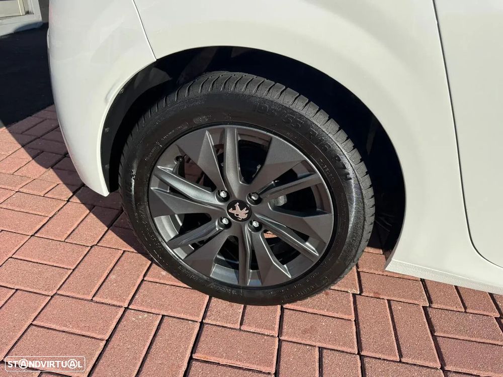 Peugeot 208 - 8