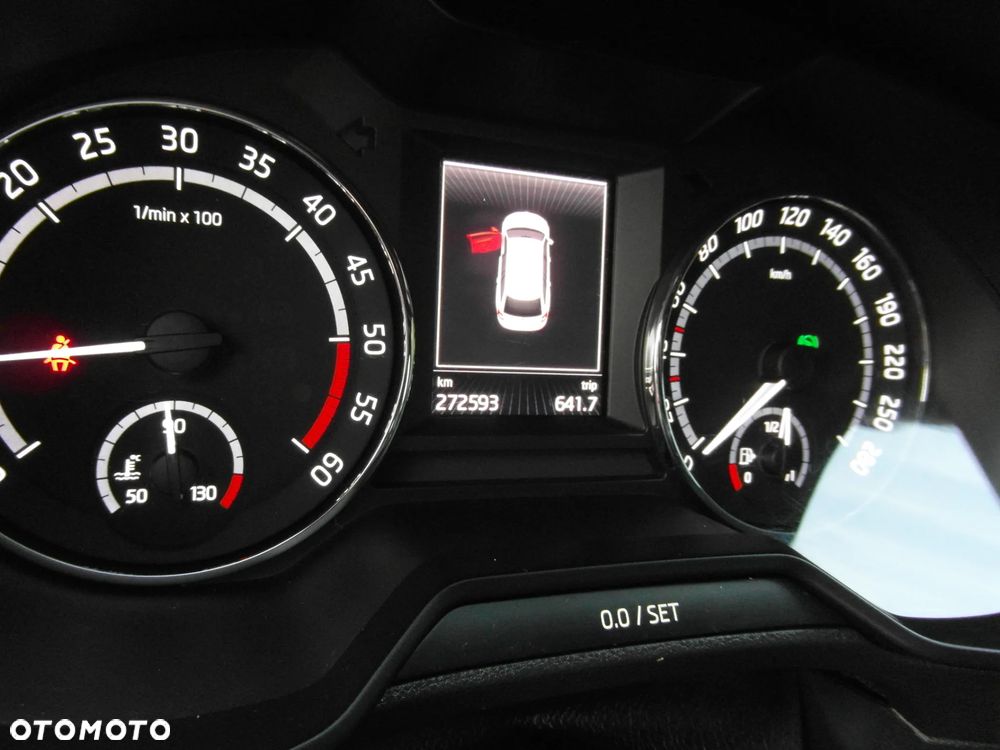 Skoda Octavia 2.0 TDI DSG RS - 25