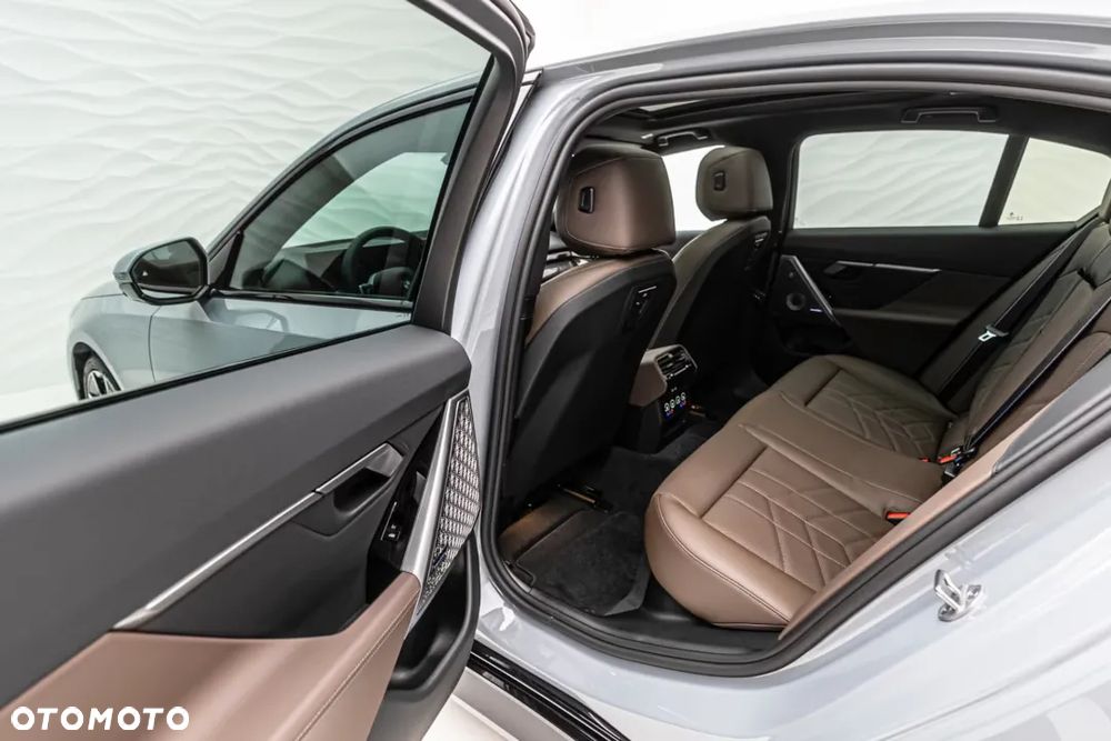 BMW Seria 5 520d xDrive mHEV - 11