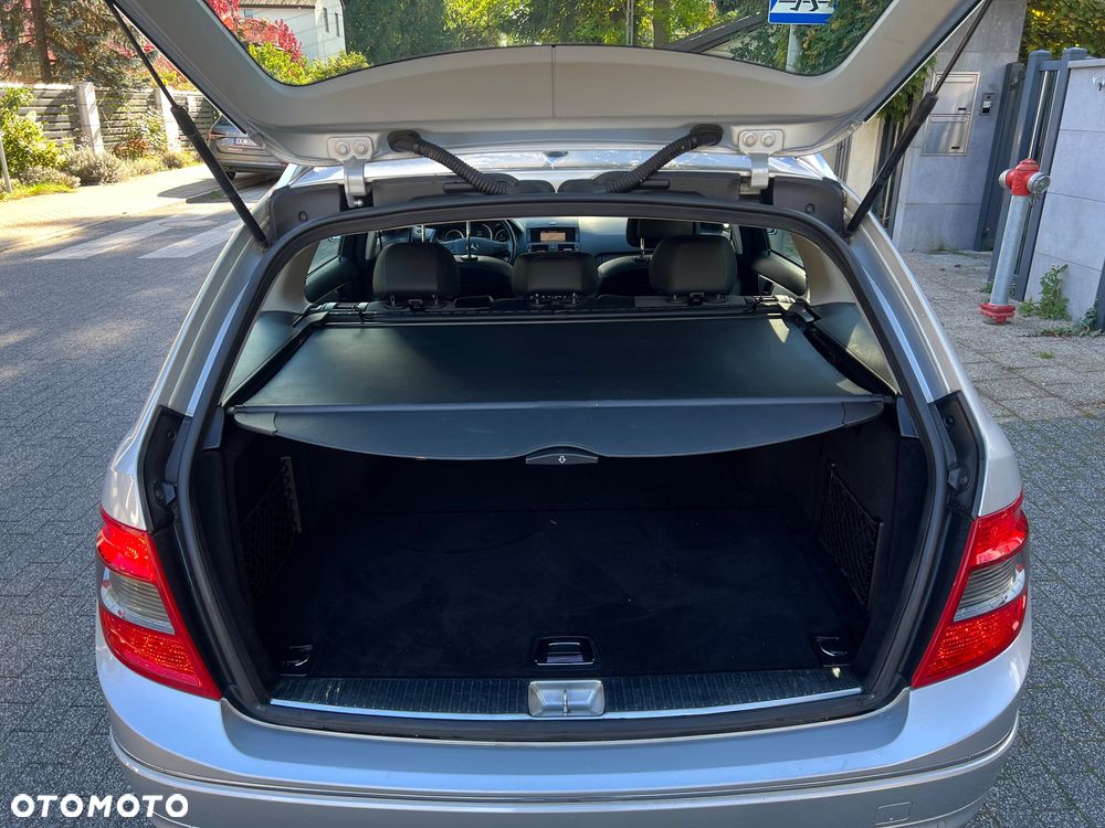 Mercedes-Benz Klasa C 180 T Kompressor Automatik BlueEFFICIENCY Elegance - 32