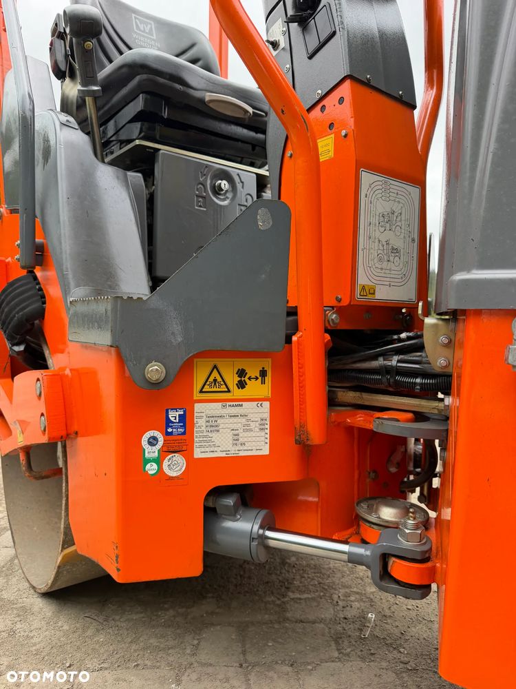 Hamm HD 8VV  Walec Terenowo Drogowy do Asfaltu z OBCINAKIEM BOCZNYM Hydraulicznym! 2 tony. Import Norwegia 2017 rok. 624 mtg. Silnik KUBOTA 3 cylindry. Maszyna nie różni się od Nowej z salonu! Serwisy w Dekra AKTUALNE 2026rok. Zero zniszczeń IGŁA !! Gotowy do długiej pracy. Po dużych serwisach eksploatacyjnych w Norwegii. Walec pochodzi z urzędu Komunalnego w Norwegii od pierwszego właściciela. Jego historia od nowości to lekkie inwestycje miejskie! Jedyna taka okazja! Bardzo mały walec a moc Potężna! Ani deka luzów i wycieków. OKAZJA. Zraszacze na dwa bębny. Ubijanie na dwa lub jeden bęben. Siła ubijania regulowana! - 36