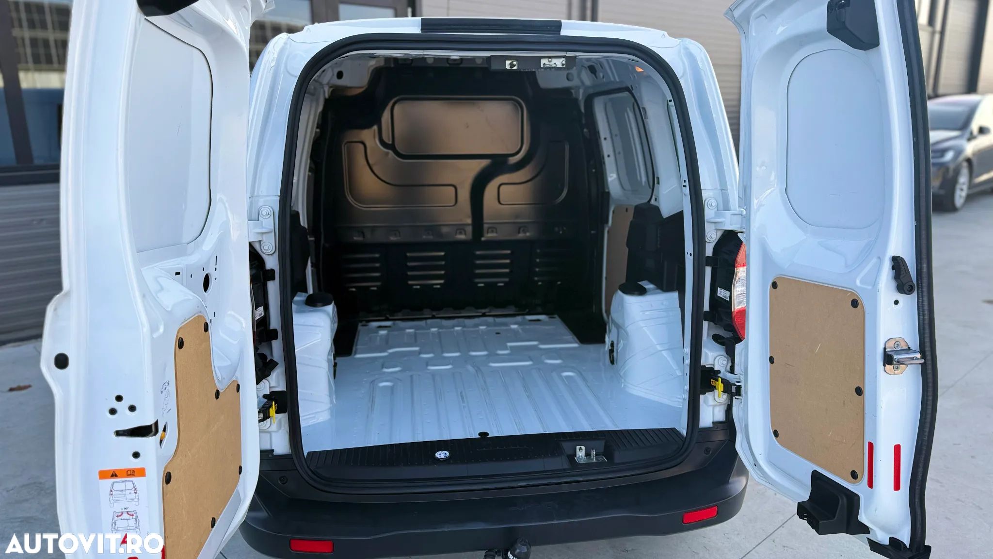 Ford Transit Courier - 18