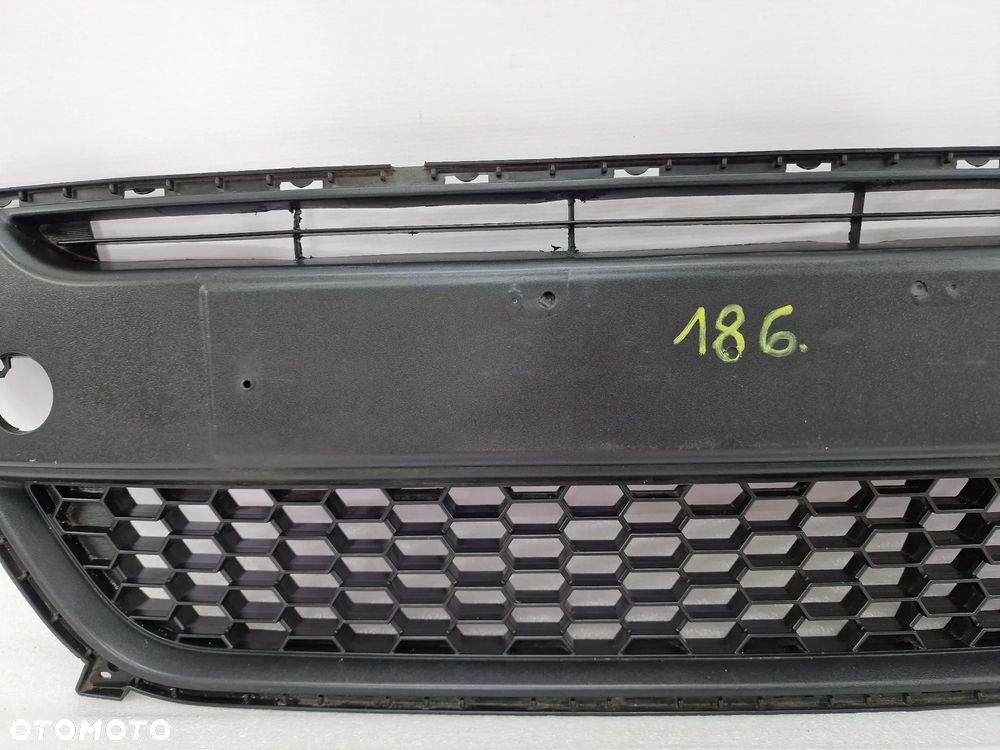 KIA PICANTO II 11- KRATKA ŚRODKOWA ZDERZAKA PRZEDNIEGO PRZÓD , NR 86569-1Y000 , NR AUKCJI KR186 - 3