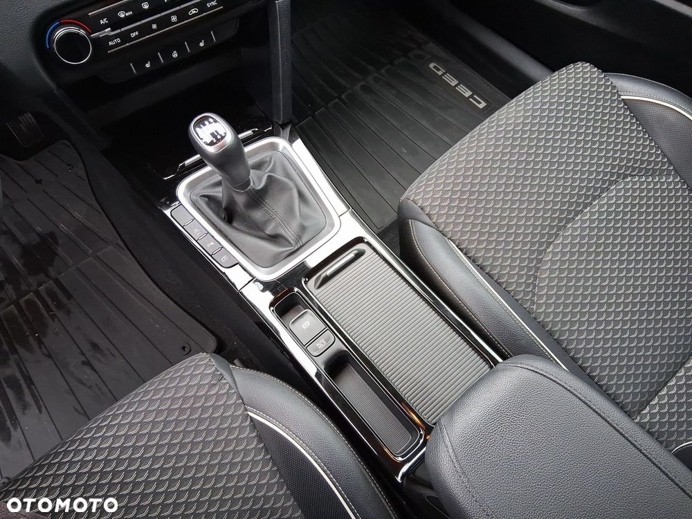 Kia Ceed - 16
