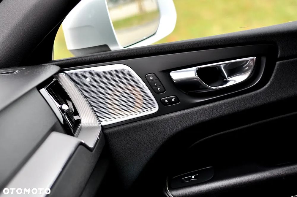 Volvo XC 60 T8 Plug-In Hybrid AWD R-Design - 26