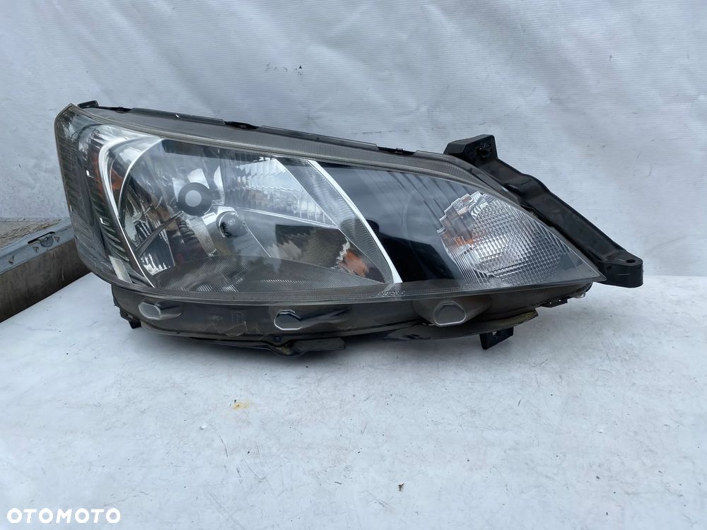 lampa nissan nv200 prawa eu cała - 2
