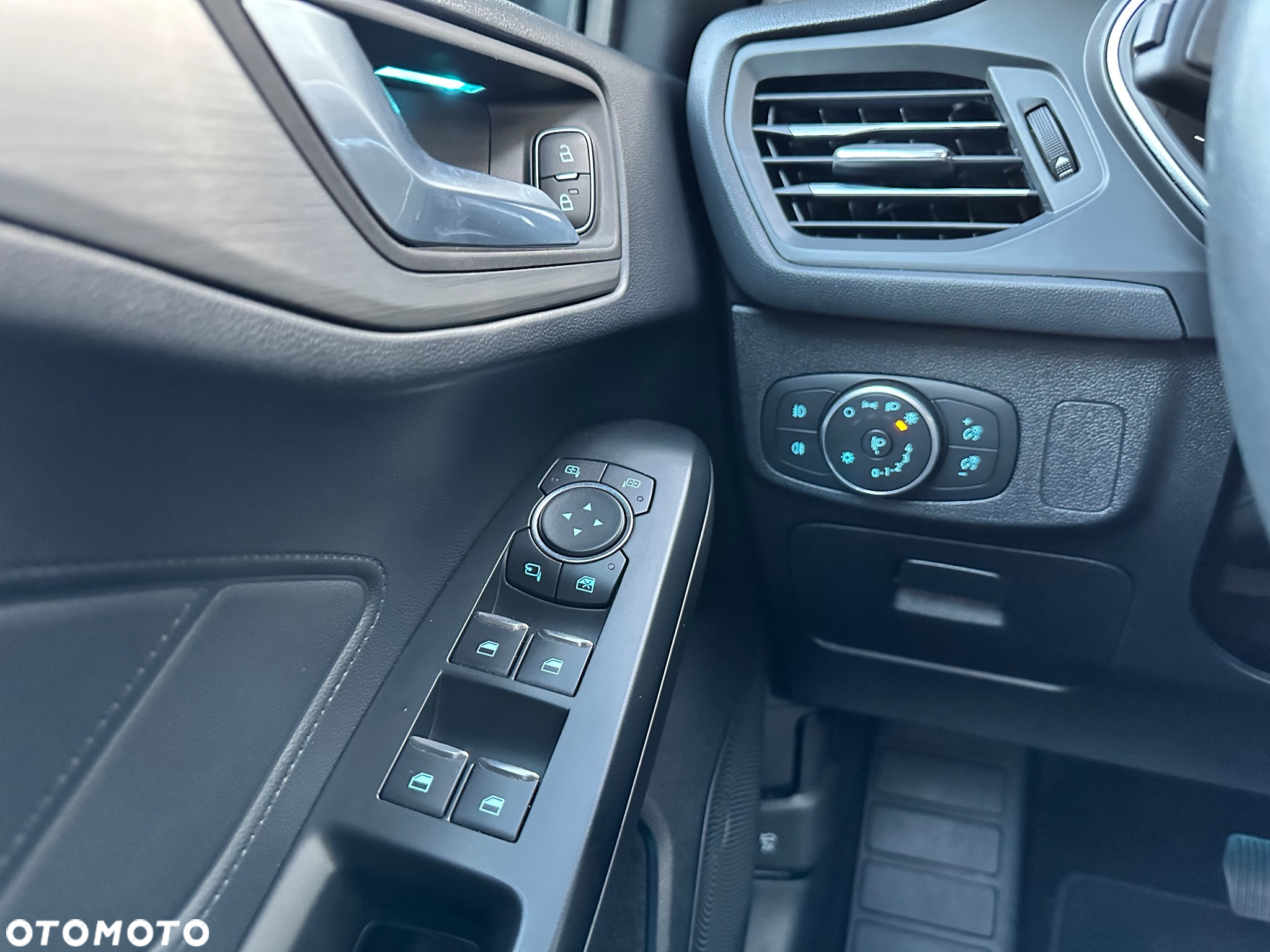 Ford Focus Turnier 1.5 EcoBlue Start-Stopp-System TITANIUM DESIGN - 13