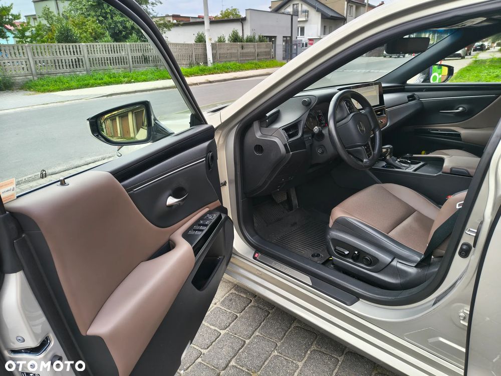 Lexus ES 300h Business Edition - 11