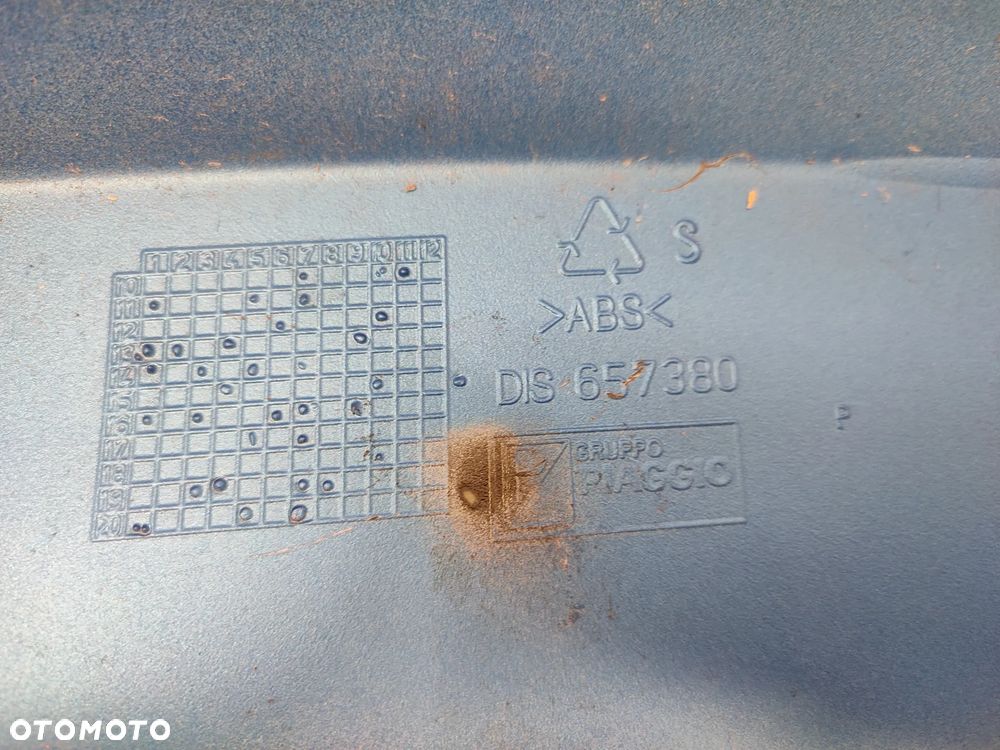 Owiewka, osłona, bok, boczek Piaggio Vespa MP3 MP 3 300 - 18