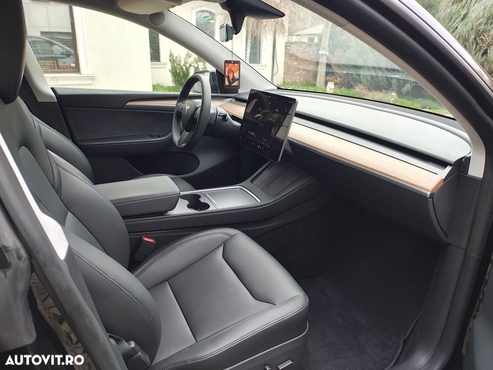 Tesla Model Y Long Range Dual Motor AWD - 10