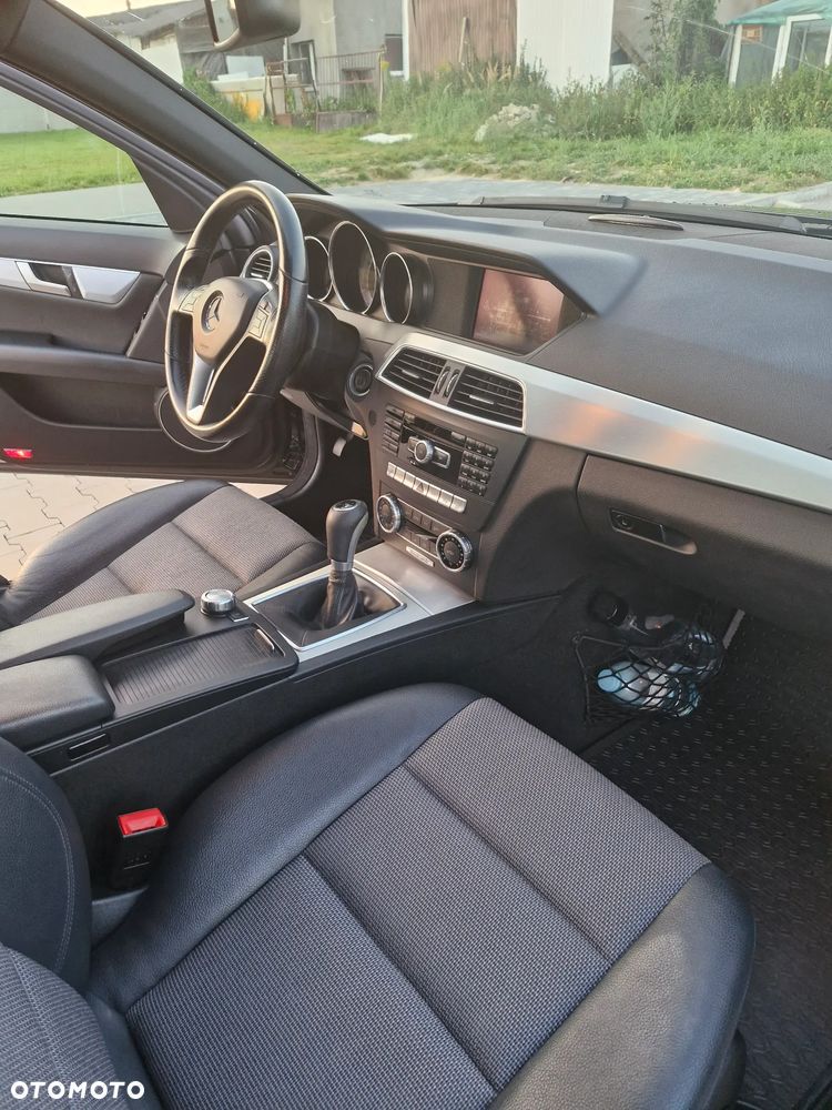 Mercedes-Benz Klasa C 180 CGI BlueEFFICIENCY Avantgarde - 9