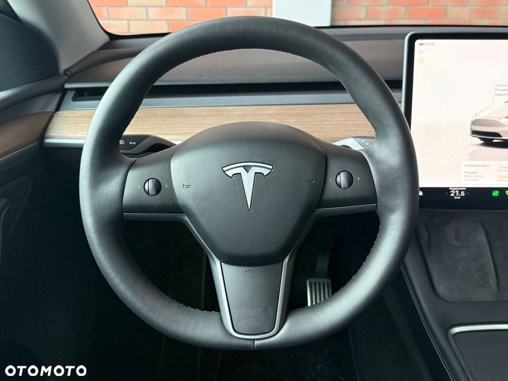 Tesla Model Y - 16