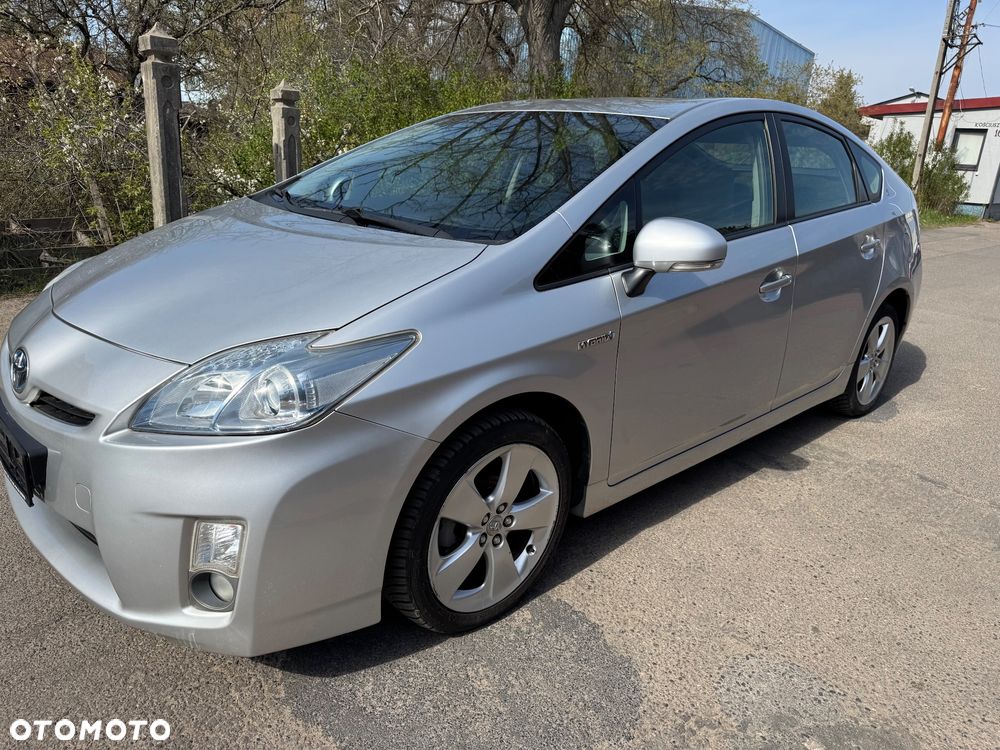 Toyota Prius (Hybrid) Life - 9