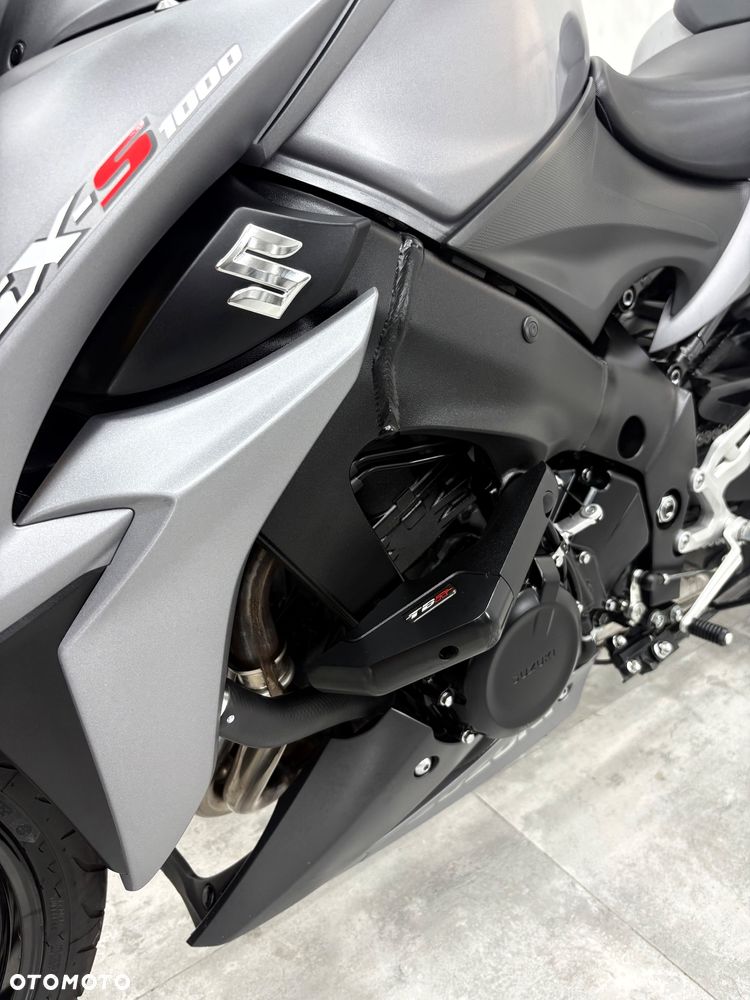 Suzuki GSX 1000 - 23