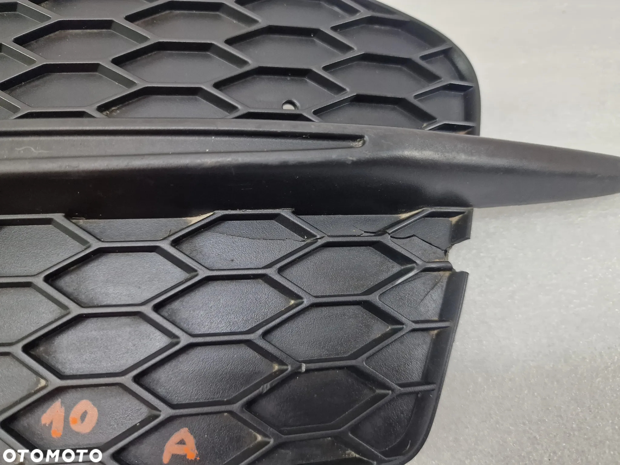 AUDI Q3 8U0 LIFT S-LINE 14- PRAWA KRATKA BOCZNA ZDERZAKA PRZEDNIEGO PRZÓD , NR 8U0807682D , NR AUKCJI E/10 - 7