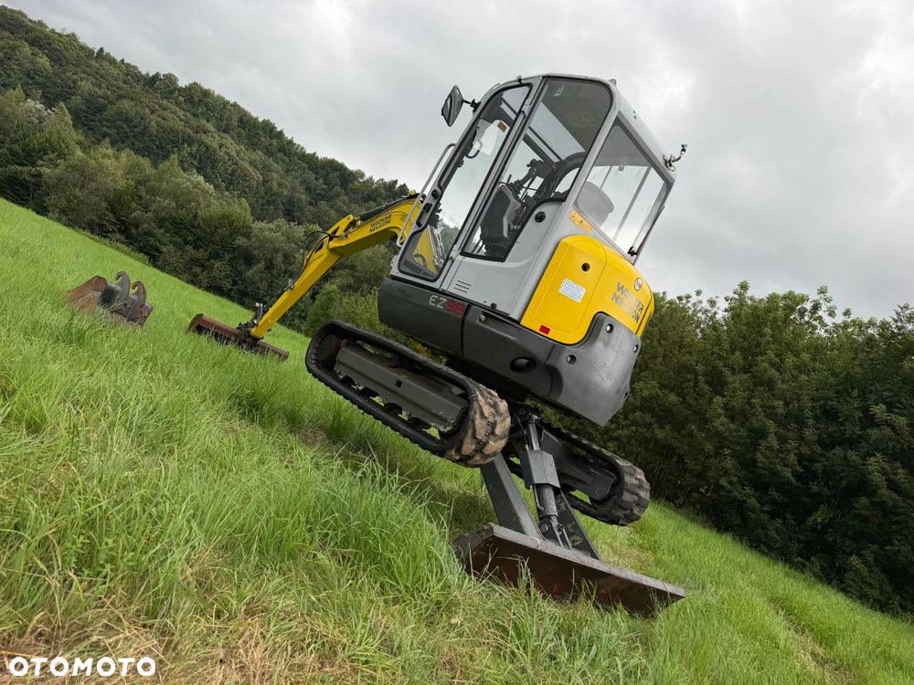 Wacker Neuson EZ38 koparka Gąsienicowa 4 tony. 2018 rok. Maszyna jak nowa 1600mtg.  Aktualna DEKRA BMWT 2026r. dodatkowa linia Hydrauliczna. Zamki na tłokach. Szybko-złącze Hydrauliczne. zmiana łyżek bez wychodzenia z Kabiny! Ani deka luzów wycieków. Okazja! 2 łyżki Oryginalne skandynawskiego typu. Yanmar silnik. Maszyna z Norwegii z Gospodarstwa Aktualna Dokumentacja! ani deka luzów i wycieków! OKAZJA Linia Hydr. Plus. Długie ramię PLUS. Oświetlenie LED. Gąski bardzo ładne. Wielka Okazja! Pełne sterowanie z dżojstików!! - 8