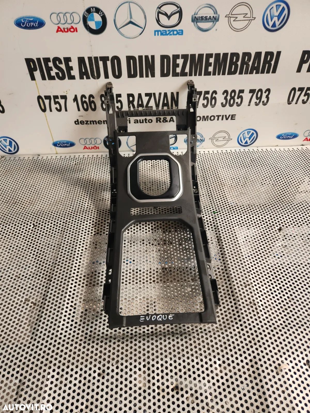 Ornament Consola Centrala Range Rover Evoque Dezmembrez Range Rover Evoque 2.2 Diesel Euro 5 - Dezm - 1