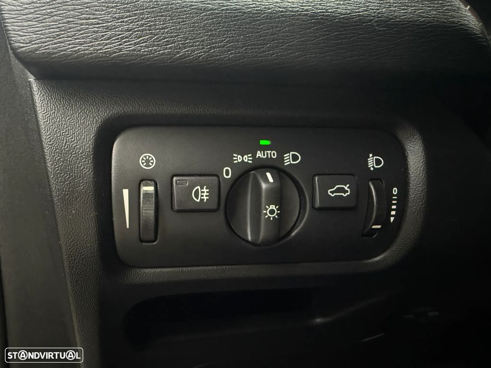 Volvo V40 Cross Country 2.0 D3 Momentum - 22