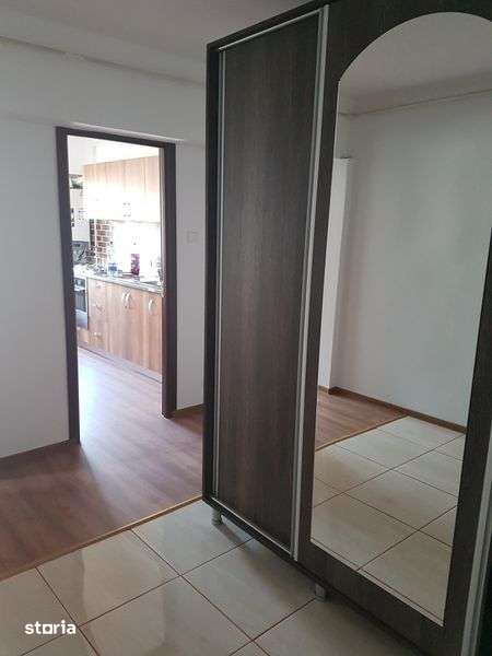 Ofer spre închiriere apartament 3 camere, situat în Tg Jiu, zona mall — fotografia 3