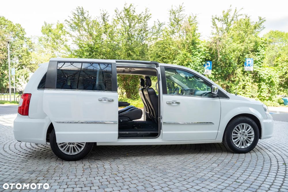 Chrysler Town & Country 3.6 Limited - 10