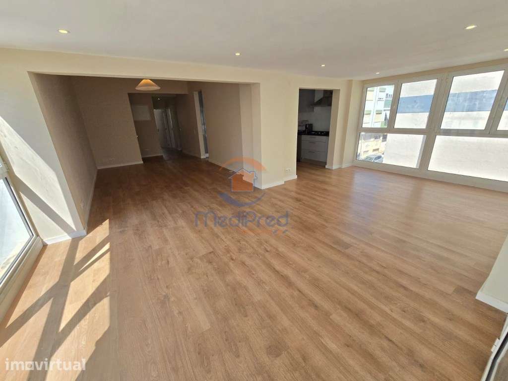 Apartamento T3 com Terraço Coberto | Centro de Odivelas - Grande imagem: 2/24