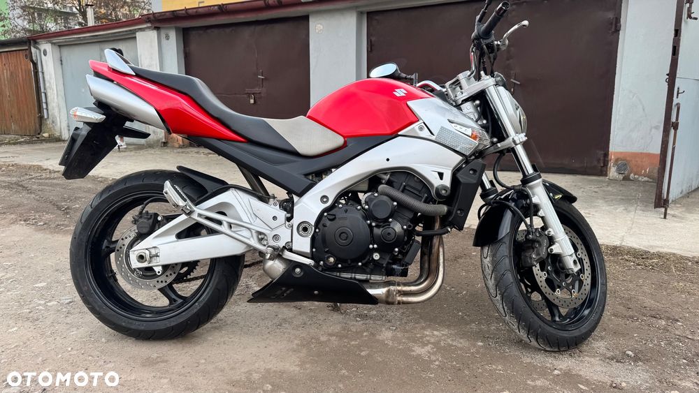 Suzuki GSR - 8
