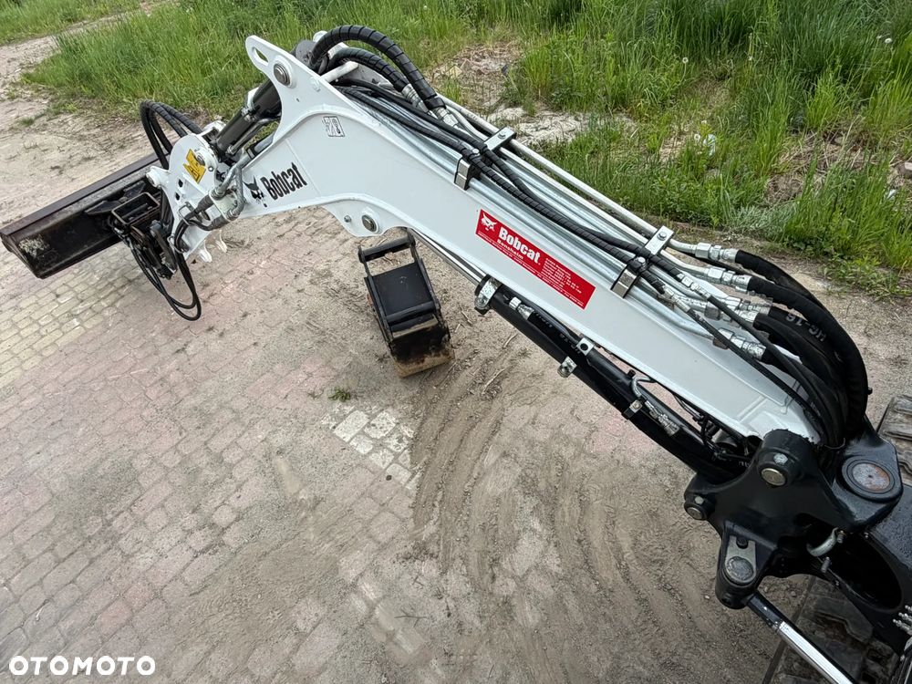 Bobcat E27z. Koparka Gąsienicowa 2,7 tony. 2024 rok. 870 mtg. Maszyna nie różni się od nowej z salonu!! Skarpówka Hydrauliczna! Pochodzi ze szkółki roślinnej z Norwegii. Zero luzów. pracowała przy krzewach!! Aktualna DEKRA dokumentacja. Silnik Yanmar! Linie Hydr. Dodatkowe. Szybkozłącze Hydr. Szybka wolna jazda. Wersja Norweska. Długie ramię. OKAZJA. Zero wycieków. Sztywna maszyna! - 32