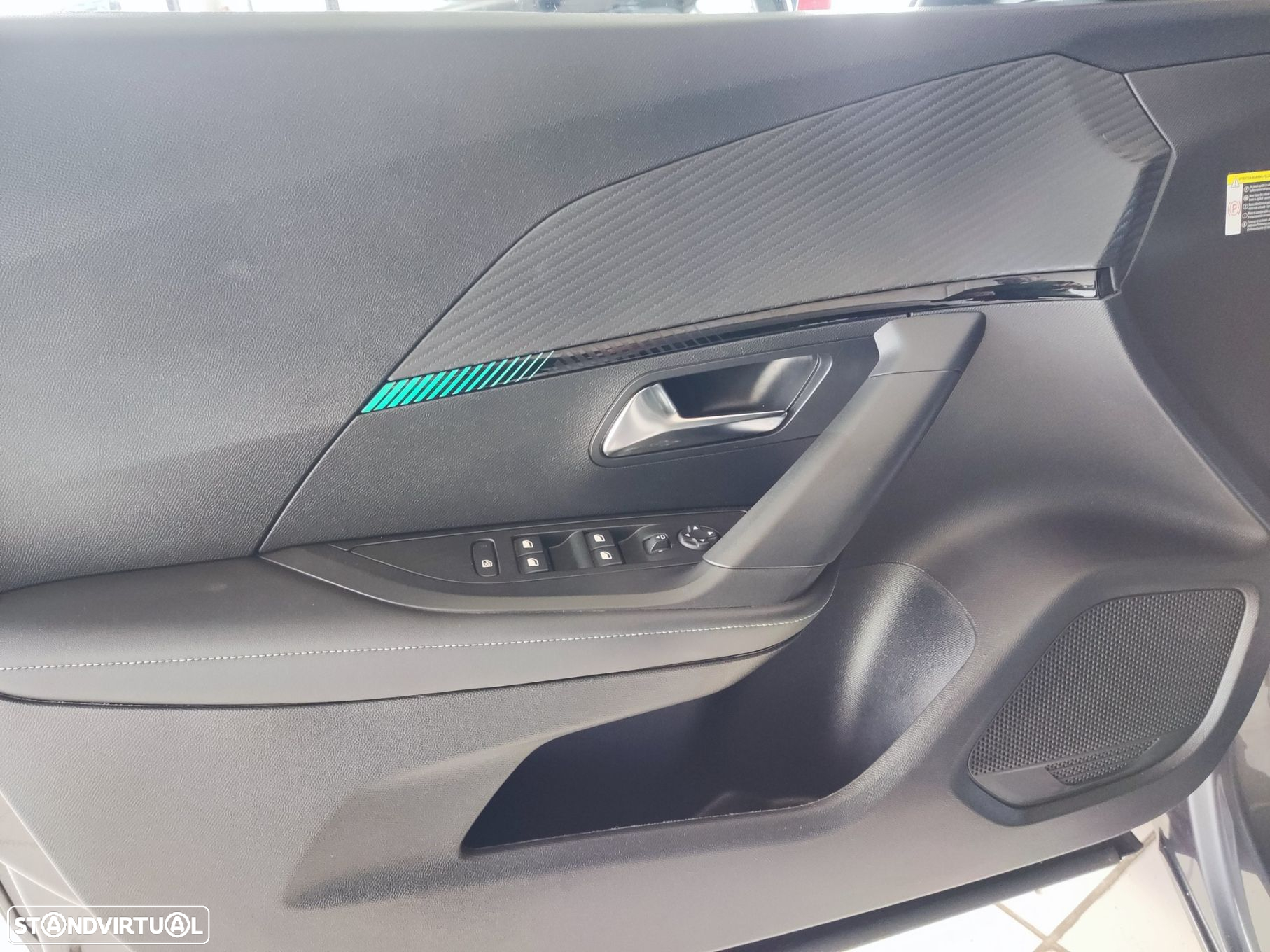 Peugeot 2008 1.2 PureTech Allure EAT8 - 4