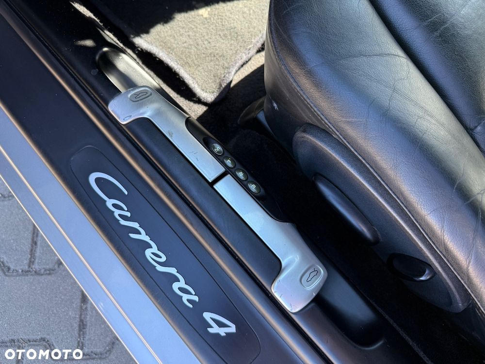 Porsche 911 Carrera 4 - 19