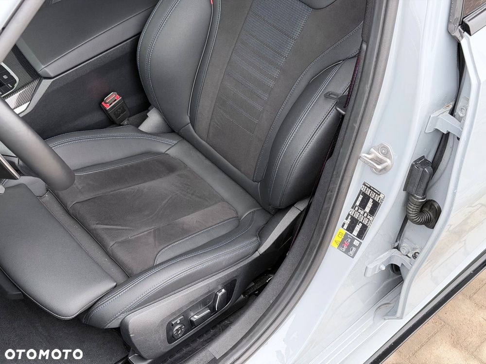 BMW Seria 3 330e PHEV M Sport - 26