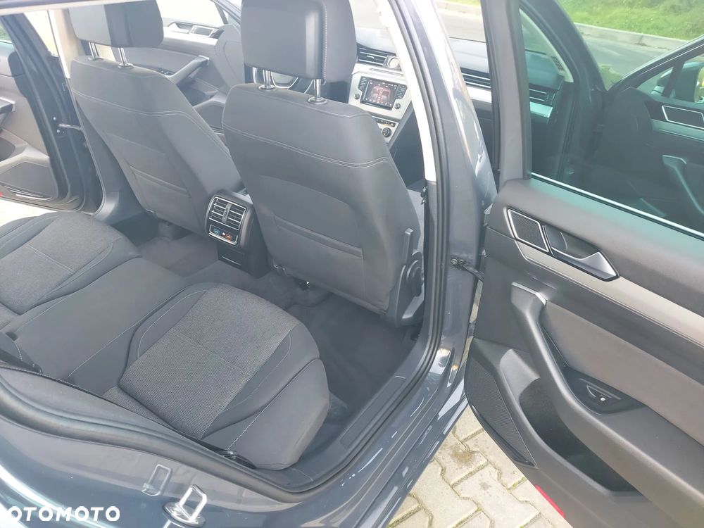 Volkswagen Passat - 13