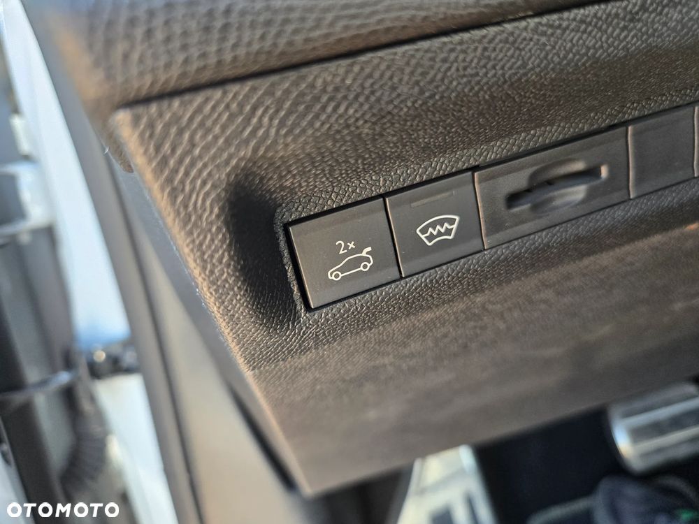 Peugeot 408 HYBRID 136 e-DSC6 GT - 18