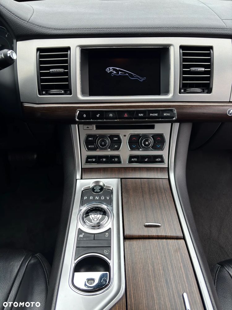Jaguar XF 2.2 D - 14
