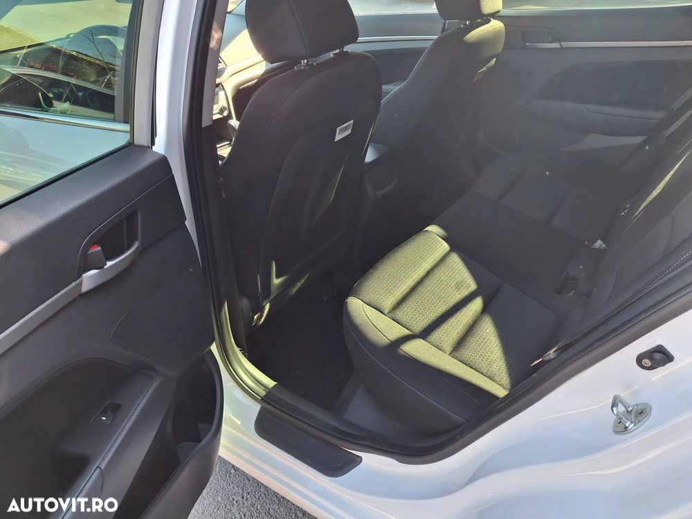 Hyundai Elantra 1.6 MPi Comfort - 23