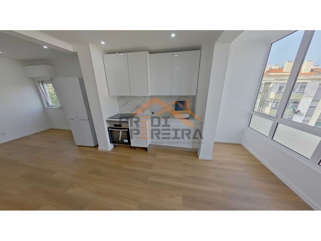 Situado na Reboleira, apartamento T1, remodelado. - Grande imagem: 3/22