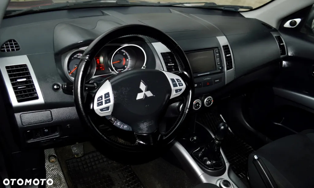 Mitsubishi Outlander - 30