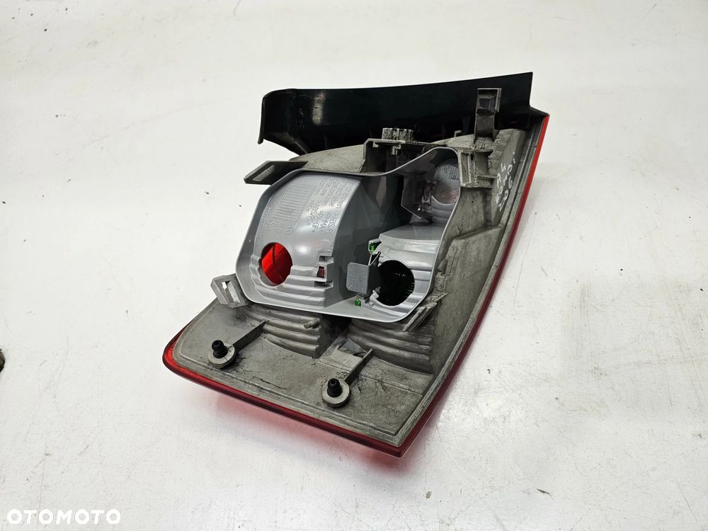 LAMPA PRAWY TYŁ W BŁOTNIK AUDI A4 B7 KOMBI AVANT 8E9945096E ORYGINAŁ - 11