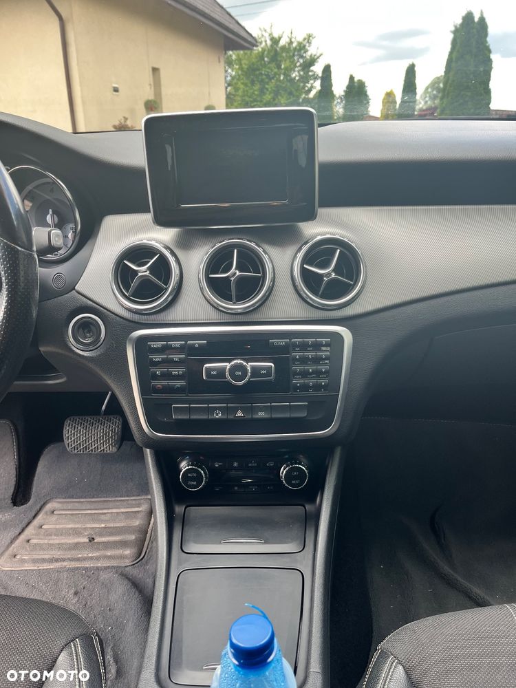 Mercedes-Benz GLA 200 d 7G-DCT - 11