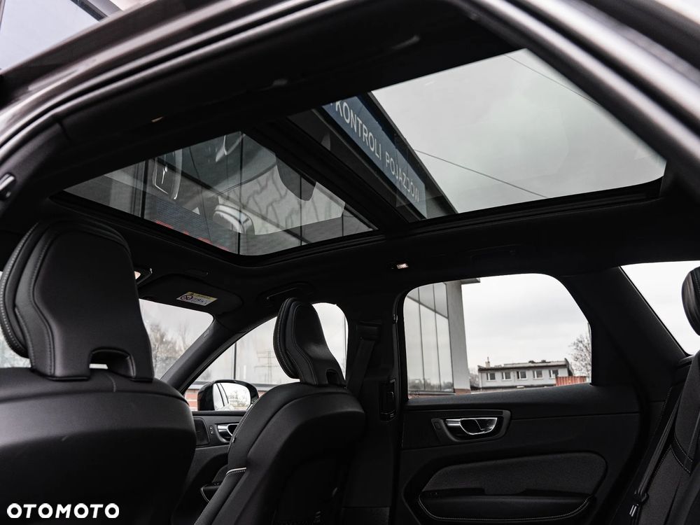 Volvo XC 60 T6 AWD Plug-In Hybrid R-Design - 36