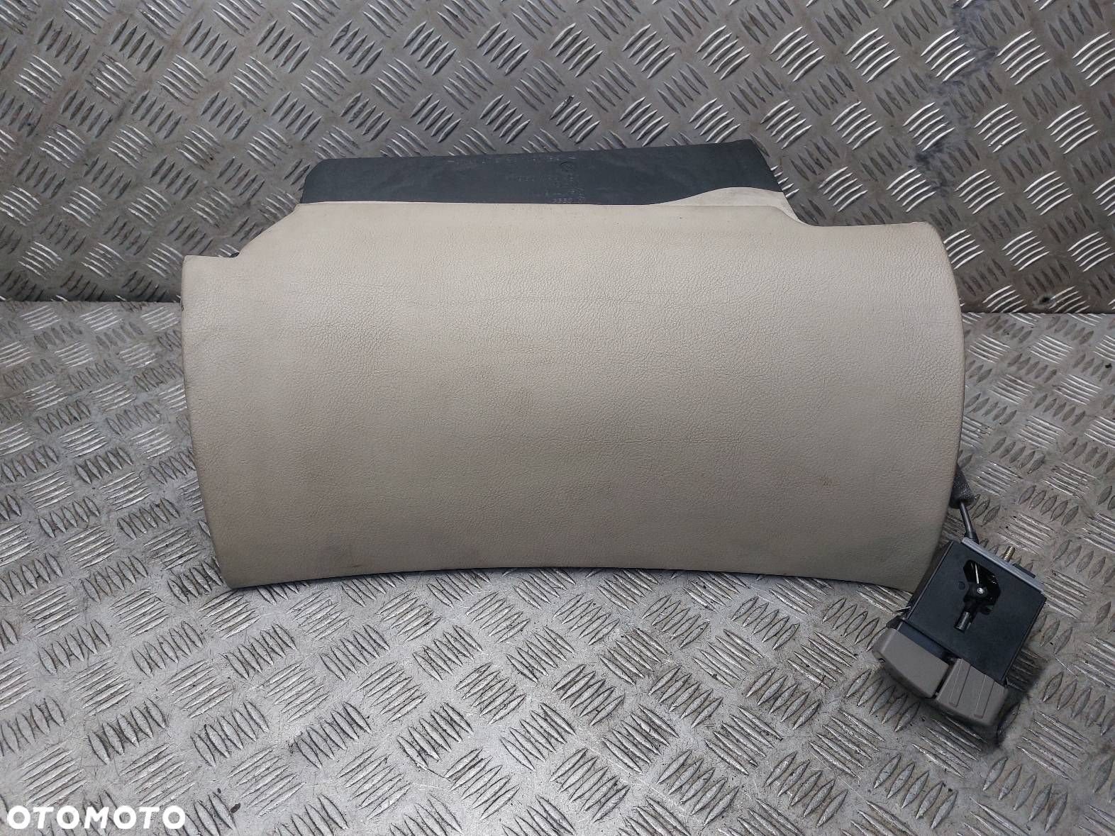 SCHOWEK PASAŻERA + ZAMEK PRZYCISK AUDI A8 D2 4D1857147C 4D1857095LL - 1