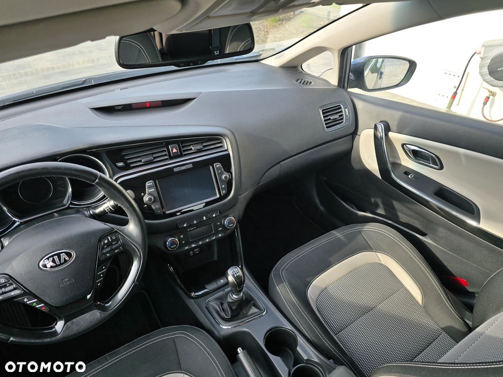 Kia Ceed 1.6 GDI Dream Team Edition - 23