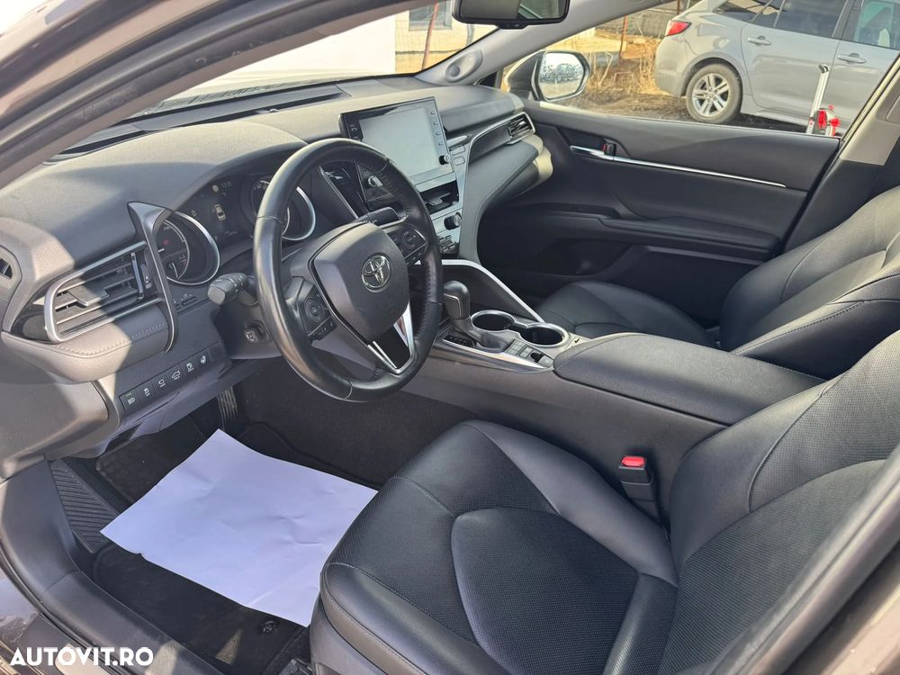 Toyota Camry Luxury - 8