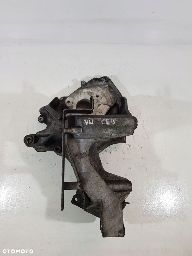 łapa wspornik pompy 076115251 vw crafter 2.5 tdi ceb - 1