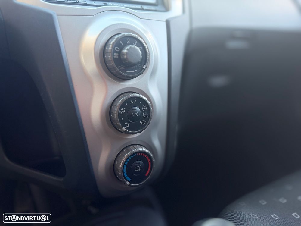 Toyota Yaris 1.3 VVT-i Sol AC+VSC - 16