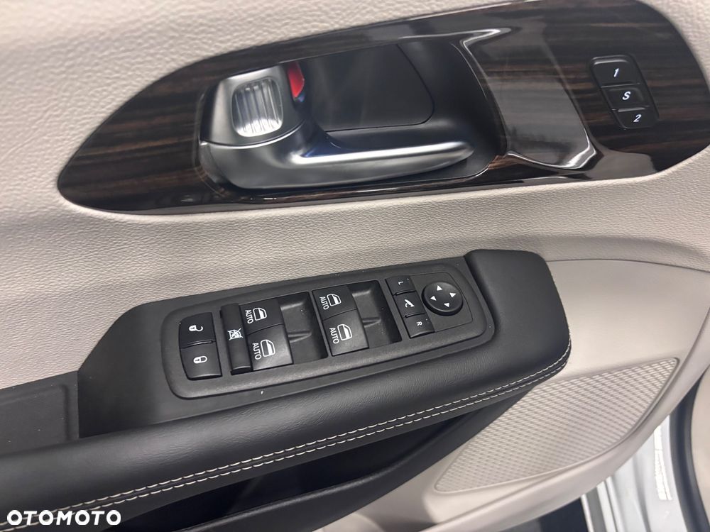 Chrysler Pacifica - 16