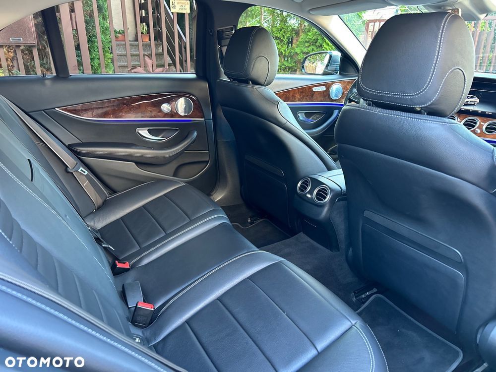 Mercedes-Benz Klasa E 220 d 4-Matic 9G-TRONIC - 36